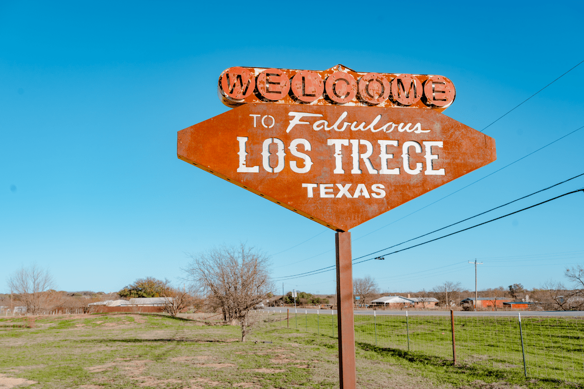 Welcome to Los Treces signage