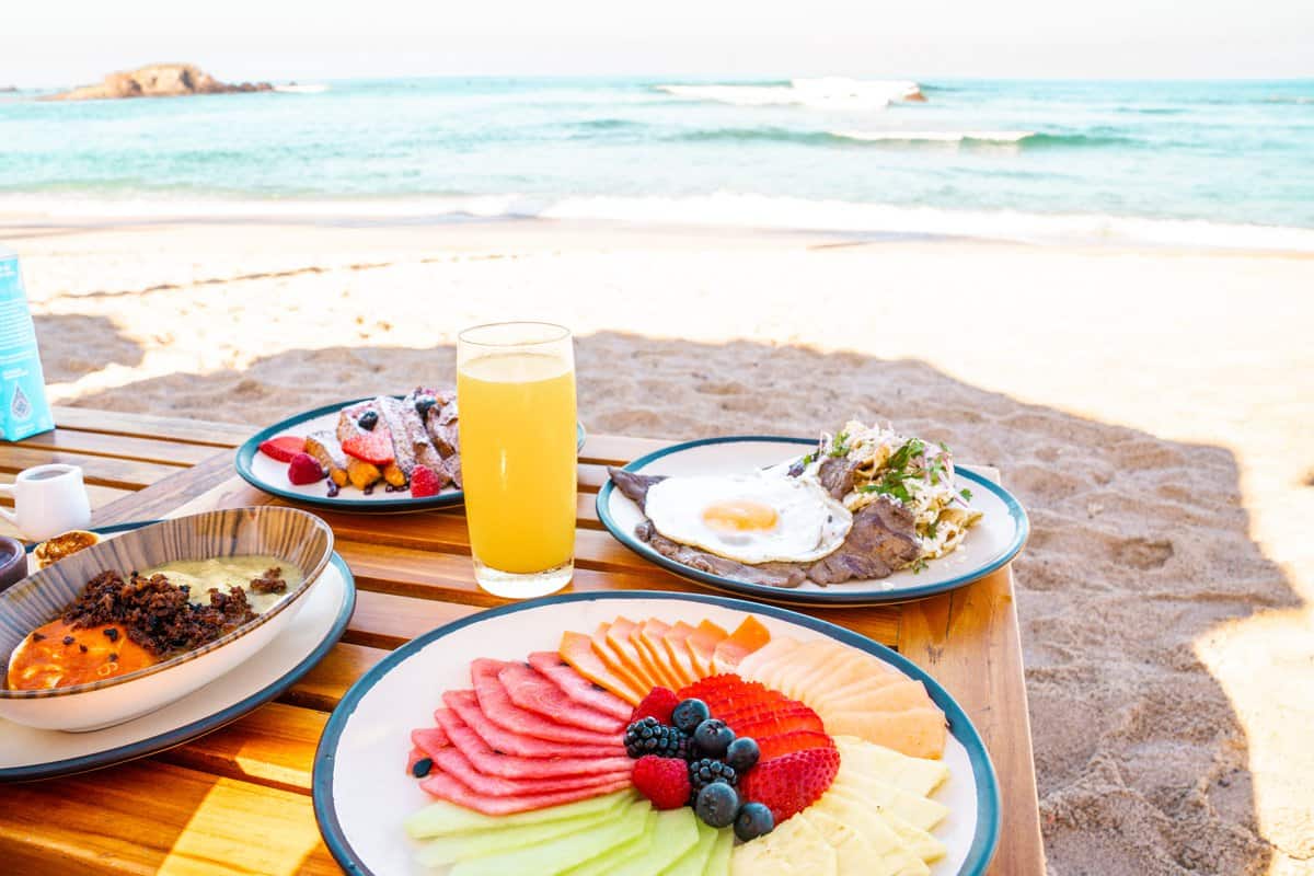 Breakfast by the beach