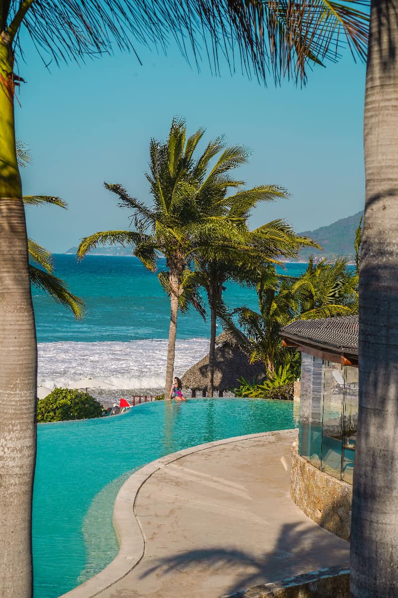 Lady at the infinity pool