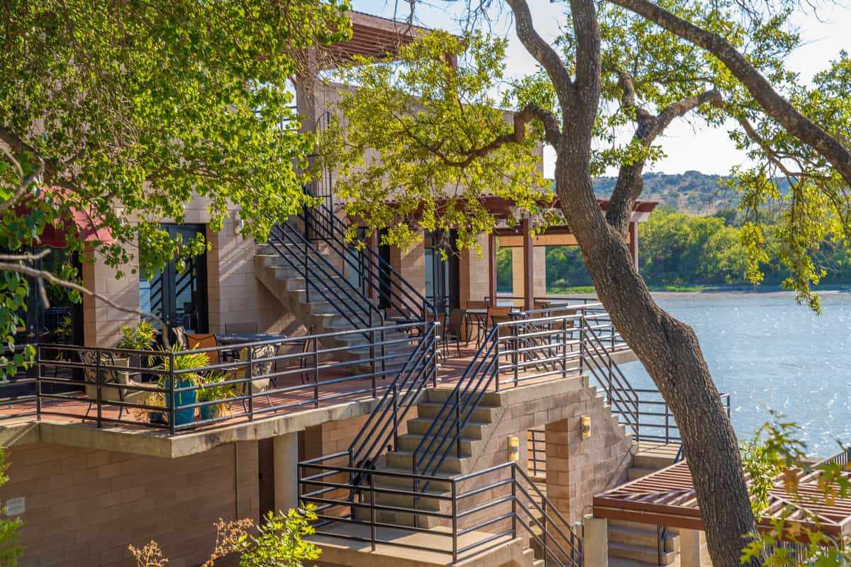 A beautiful exterior view of the restaurant.