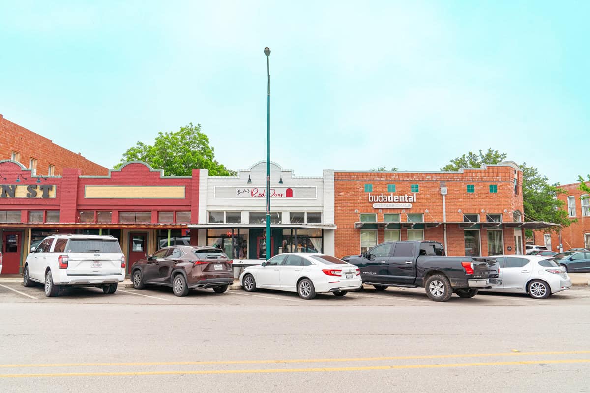 a row of cars parked in front of a building