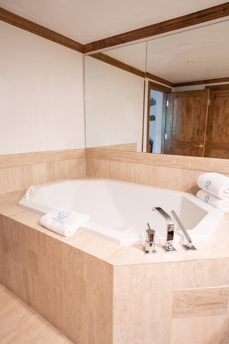 Corner bathtub with beige tiles