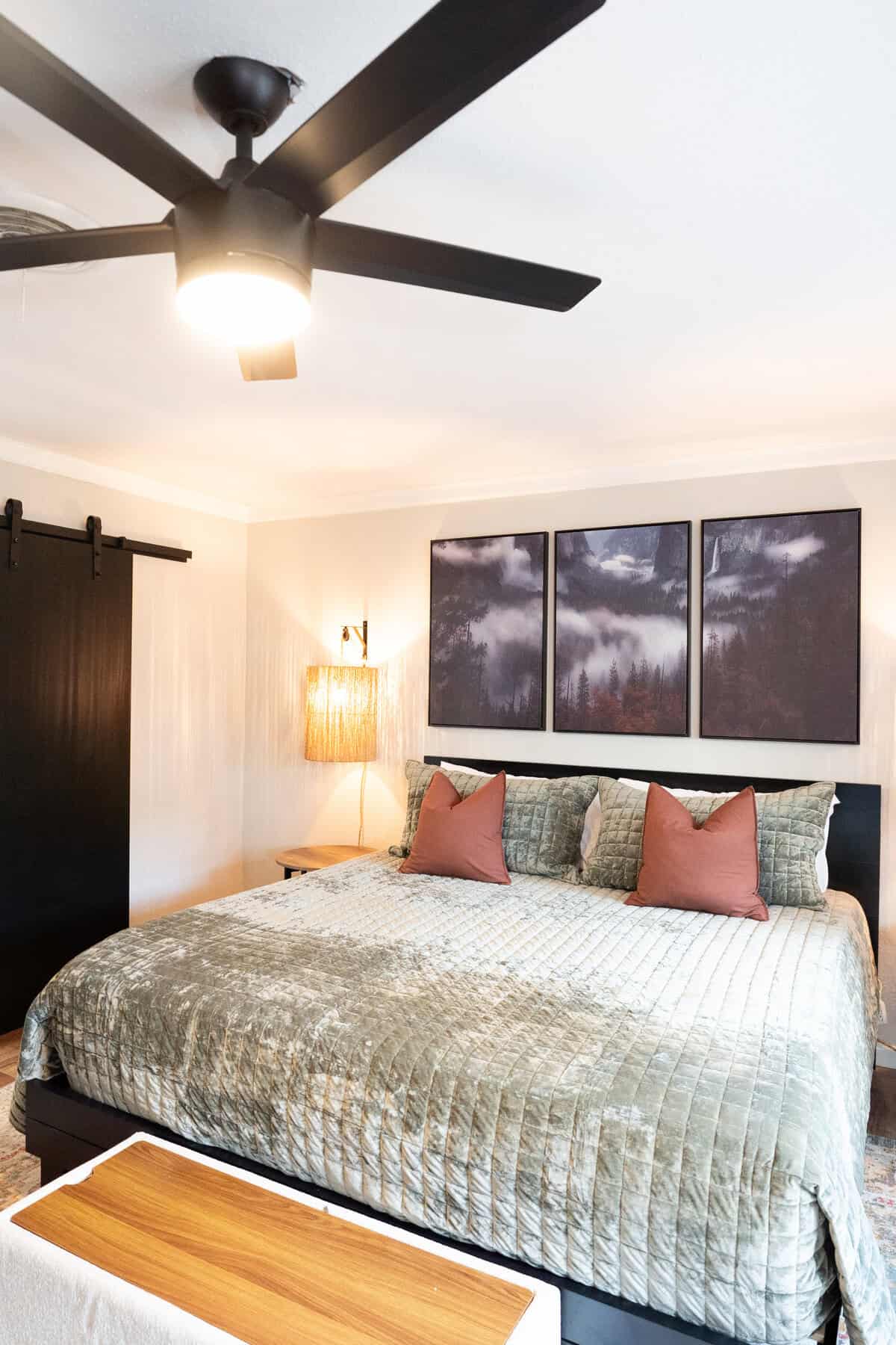  A cozy bedroom featuring a large bed and a ceiling fan