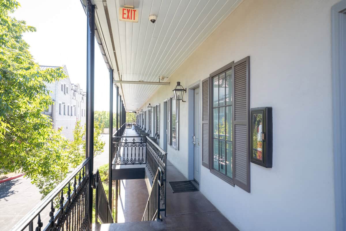 Long balcony 