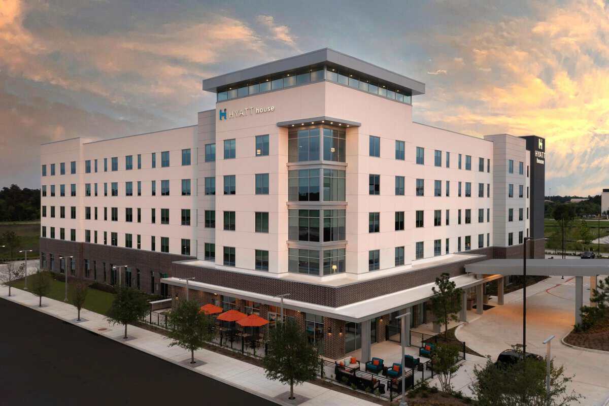 Exterior of Hyatt House The Woodlands Shenandoah at sunset